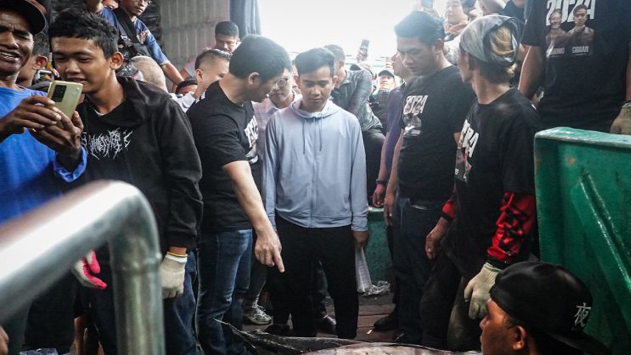 Cawapres Gibran Rakabuming Raka (tengah) saat berbincang dengan nelayan di dermaga Pelabuhan Perikanan Samudera Nizam Zachman, Muara Baru, Jakarta, Selasa (12/12/2023). (ANTARA/Aprillio Abdullah Akbar)
