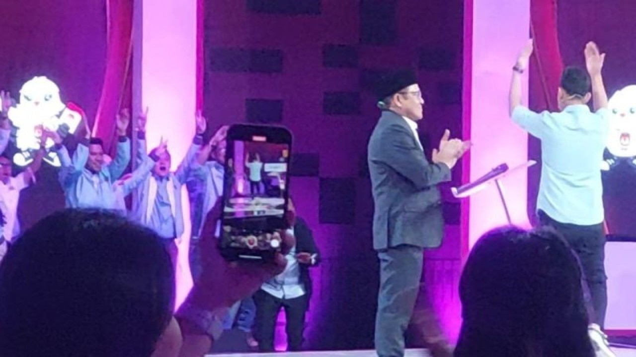 Cawapres RI Gibran Rakabuming Raka saat mengajak pendukung bersorak dalam debat kedua capres/cawapres di Balai Sidang Jakarta Convention Center (JCC) Senayan, Jakarta, Jumat (22/12/2023). ANTARA/HO