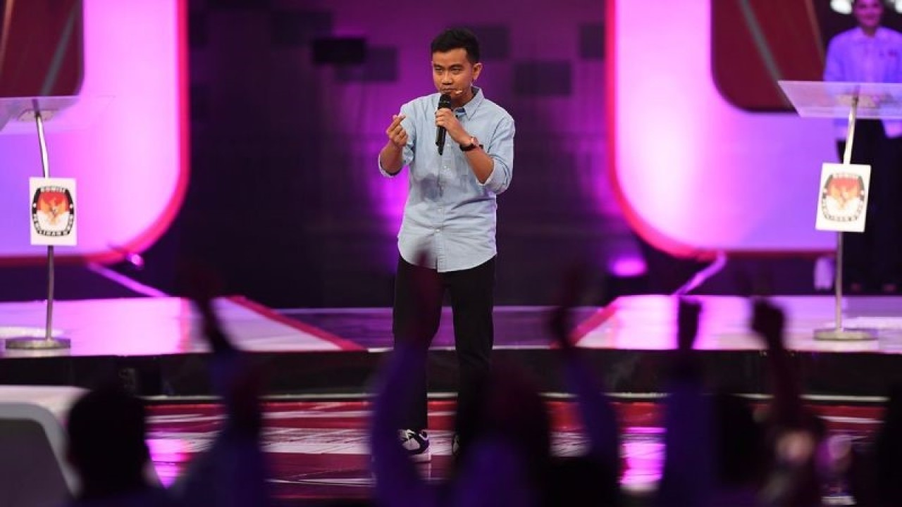 Calon Wakil Presiden RI Gibran Rakabuming Raka menyampaikan gagasannya saat debat calon wakil presiden Pemilu 2024 di JCC, Jakarta, Jumat (22/12/2023). ANTARA FOTO/Akbar Nugroho Gumay/rwa.