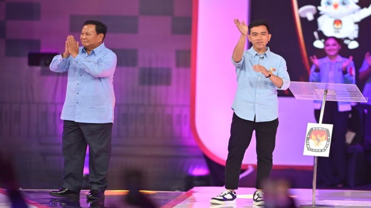 Calon presiden -wakil presiden nomor urut 2 Prabowo Subianto dan Gibran Rakabuming Raka menyapa penonton saat memasuki ruangan debat kedua calon wakil presiden Pemilu 2024 di JCC, Jakarta, Jumat (22/12/2023). ANTARA FOTO/Akbar Nugroho Gumay/rwa.