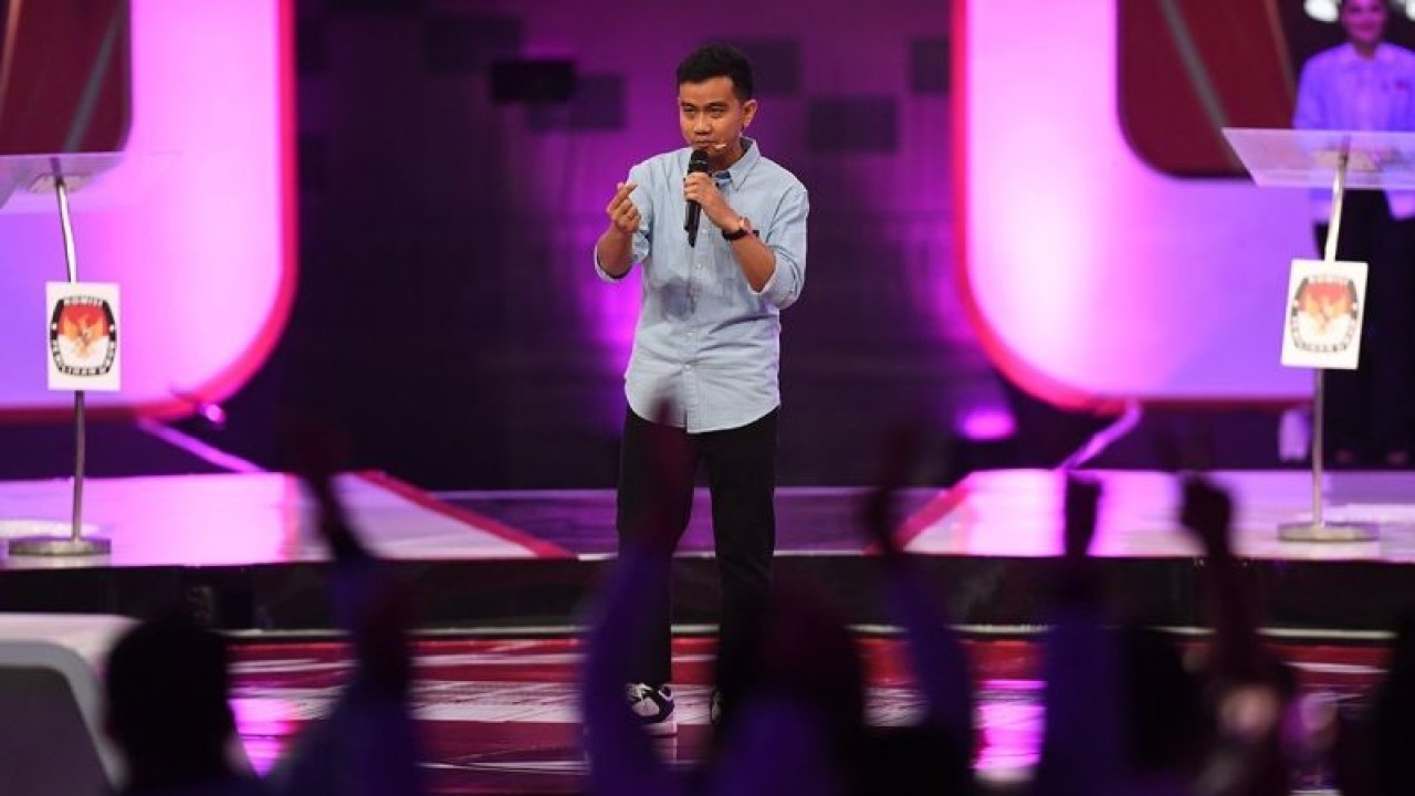 Calon wakil presiden nomor urut 2 Gibran Rakabuming Raka menyampaikan gagasannya saat debat calon wakil presiden Pemilu 2024 di JCC, Jakarta, Jumat (22/12/2023). ANTARA FOTO/Akbar Nugroho Gumay/rwa/am.