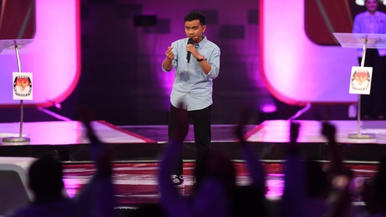 Calon wakil presiden nomor urut 2, Gibran Rakabuming Raka, menyampaikan gagasannya saat debat calon wakil presiden Pemilu 2024 di JCC, Jakarta, Jumat (22/12/2023). Debat kedua Pemilu 2024 diikuti tiga cawapres yang mengangkat tema ekonomi kerakyatan, ekonomi digital, keuangan, investasi pajak, perdagangan, pengelolaan APBN/APBD, infrastruktur, dan perkotaan. ANTARA FOTO/Akbar N Gumay