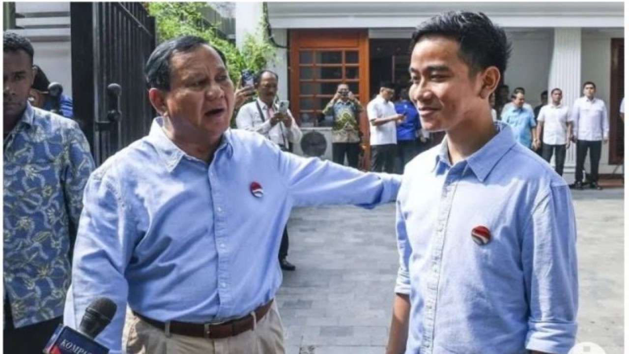 Pasangan capres dan cawapres Prabowo Subianto-Gibran Rakabuming Raka saat menjawab pertanyaan wartawan di Kertanegara, Jakarta Selatan, Jakarta, Rabu (25/10/2023). (Dok ANTARA)