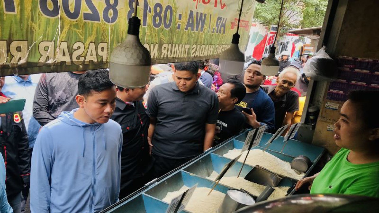 Calon Wakil Presiden RI Gibran Rakabuming Raka (kiri) blusukan ke Pasar Rumput, Manggarai, Jakarta, Senin (11/12/2023), berdialog dengan sejumlah pedagang dan membagikan buku tulis. ANTARA/Genta Tenri Mawangi