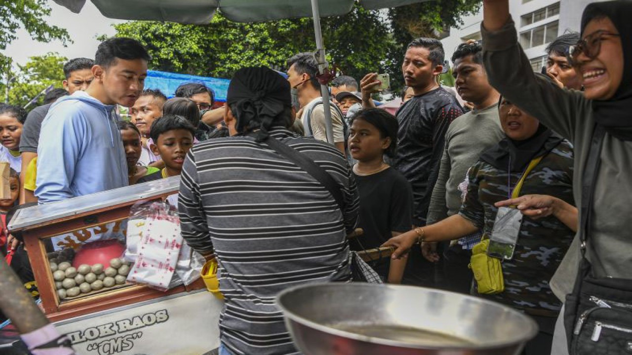 Calon wakil presiden nomor urut 2 Gibran Rakabuming Raka (kiri) berbincang dengan pedagang saat melakukan blusukan di Pasar Rumput, Manggarai, Jakarta, Senin (11/12/2023). Dalam blusukannya, Gibran membagikan buku serta berdialog dengan pedagang untuk mendengar aspirasi mereka yang sebagian besar meminta kepada Gibran untuk memastikan harga barang-barang stabil dan terjangkau jika dia nantinya terpilih dalam Pemilu Presiden dan Wakil Presiden (Pilpres) 2024. ANTARA FOTO/Galih Pradipta/foc.