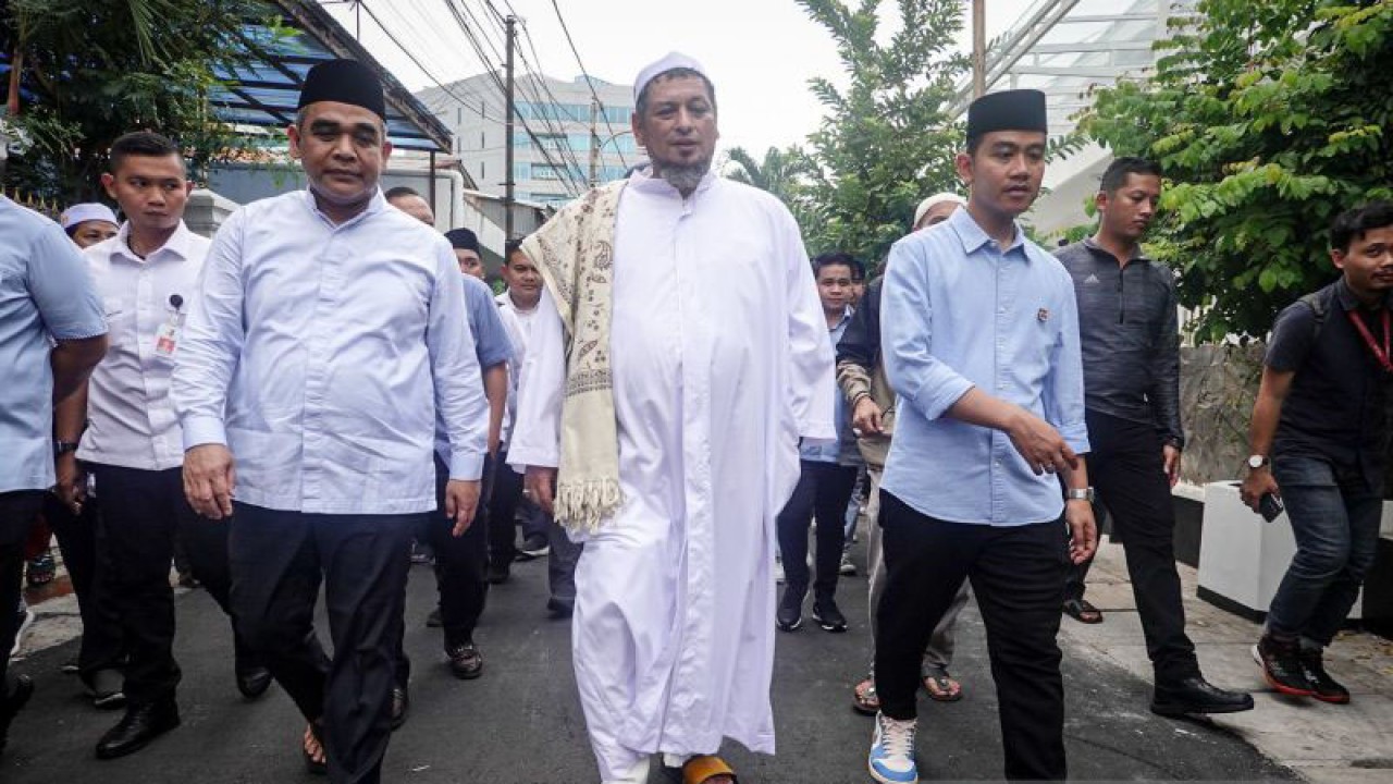 Calon Wakil Presiden RI Gibran Rakabuming Raka (kanan), Habib Ali (tengah), dan Wakil Ketua Tim Kampanye Nasional (TKN) Prabowo-Gibran, Ahmad Muzani (kiri), berjalan bersama usai berziarah ke makam Habib Ali Kwitang di Kwitang, Jakarta, Selasa (12/12/2023). ANTARA/Aprillio Abdullah Akbar