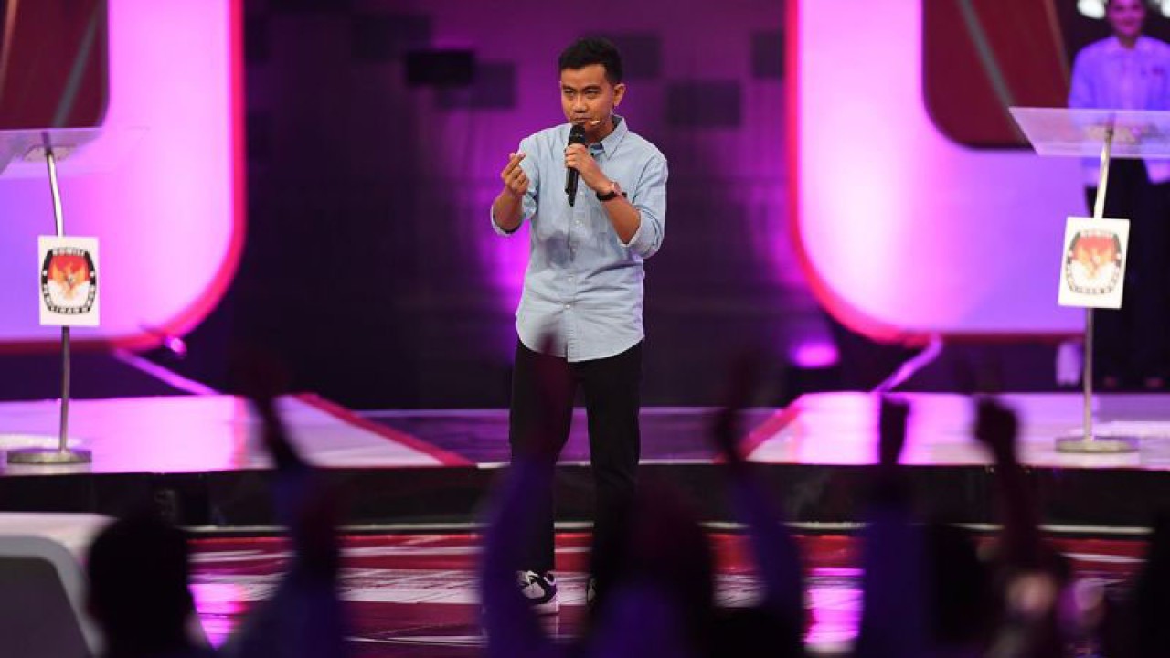 Calon wakil presiden nomor urut 2 Gibran Rakabuming Raka menyampaikan gagasannya saat debat calon wakil presiden Pemilu 2024 di JCC, Jakarta, Jumat (22/12/2023). Debat kedua Pemilu 2024 diikuti tiga cawapres yang mengangkat tema ekonomi kerakyatan, ekonomi digital, keuangan, investasi pajak, perdagangan, pengelolaan APBN/APBD, infrastruktur, dan perkotaan. ANTARA FOTO/Akbar Nugroho Gumay/rwa/pri. (ANTARA FOTO/AKBAR NUGROHO GUMAY)