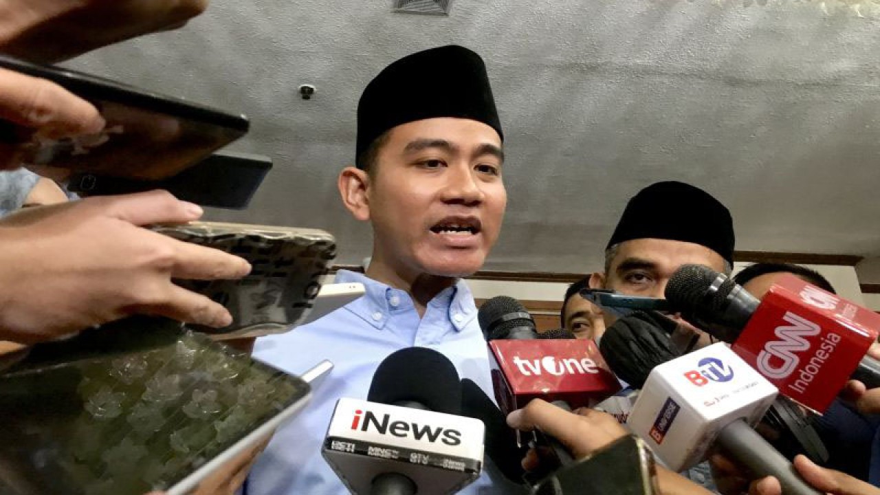 Calon wakil presiden nomor urut 2 Gibran Rakabuming Raka menjawab pertanyaan wartawan selepas acara deklarasi Pergerakan Perempuan Muda Nahdliyin (Perdana) mendukung pasangan Prabowo-Gibran di Jakarta, Rabu (6/12/2023). (ANTARA/Genta Tenri Mawangi)