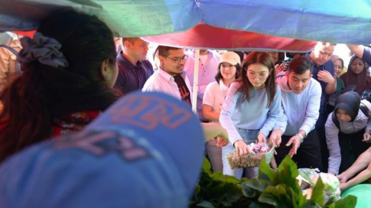 Calon wakil presiden nomor urut 2 Girban Rakabuming Raka (tengah) ditemani istrinya Selvi Ananda berbelanja di Pasar Batu Cermin, Kecamatan Komodo, Labuan Bajo, Nusa Tenggara Timur (NTT), Sabtu (30/12/2023). (ANTARA/HO-Tim media Gibran Rakabuming Raka)