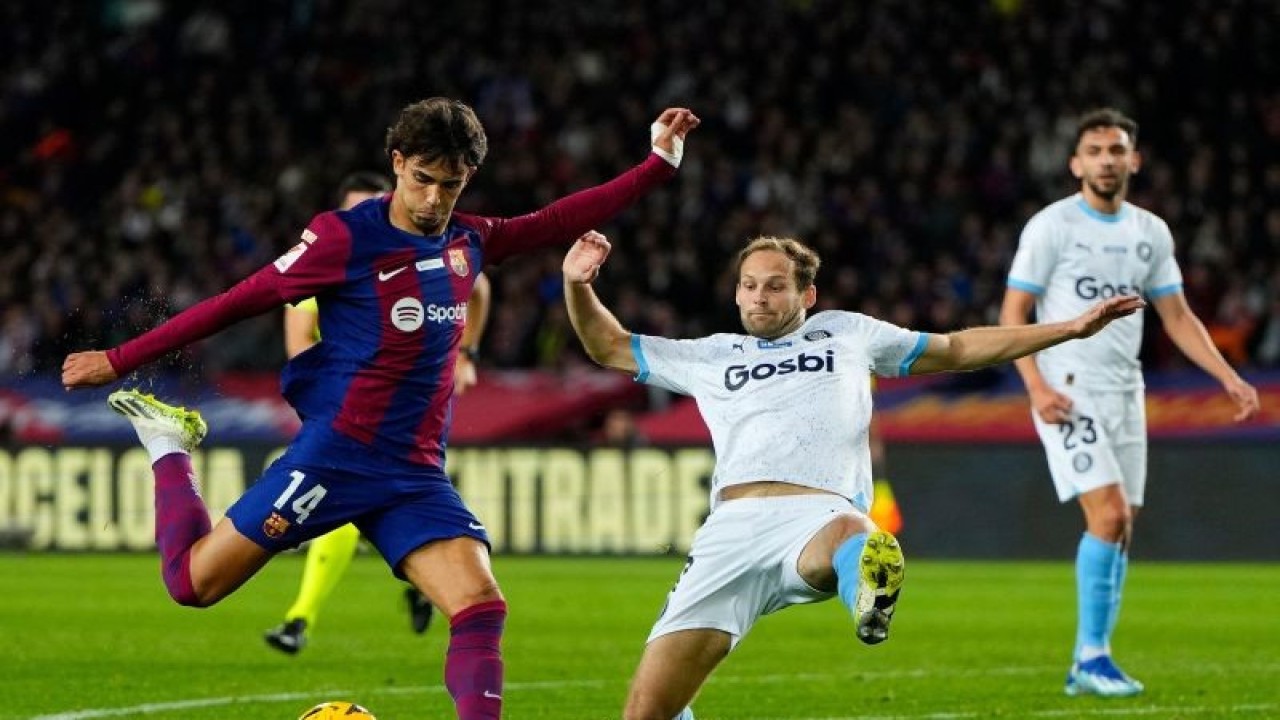 Penyerang Barcelona asal Portugal Joao Felix (kiri) mencoba melepaskan tembakan saat diadang bek Girona Daley Blind (kanan) pada pertandingan Liga Spanyol yang dimainkan di Estadi Olimpic Lluis Companys, Barcelona, Minggu (10/12/2023). (ANTARA/Pau BARRENA / AFP)