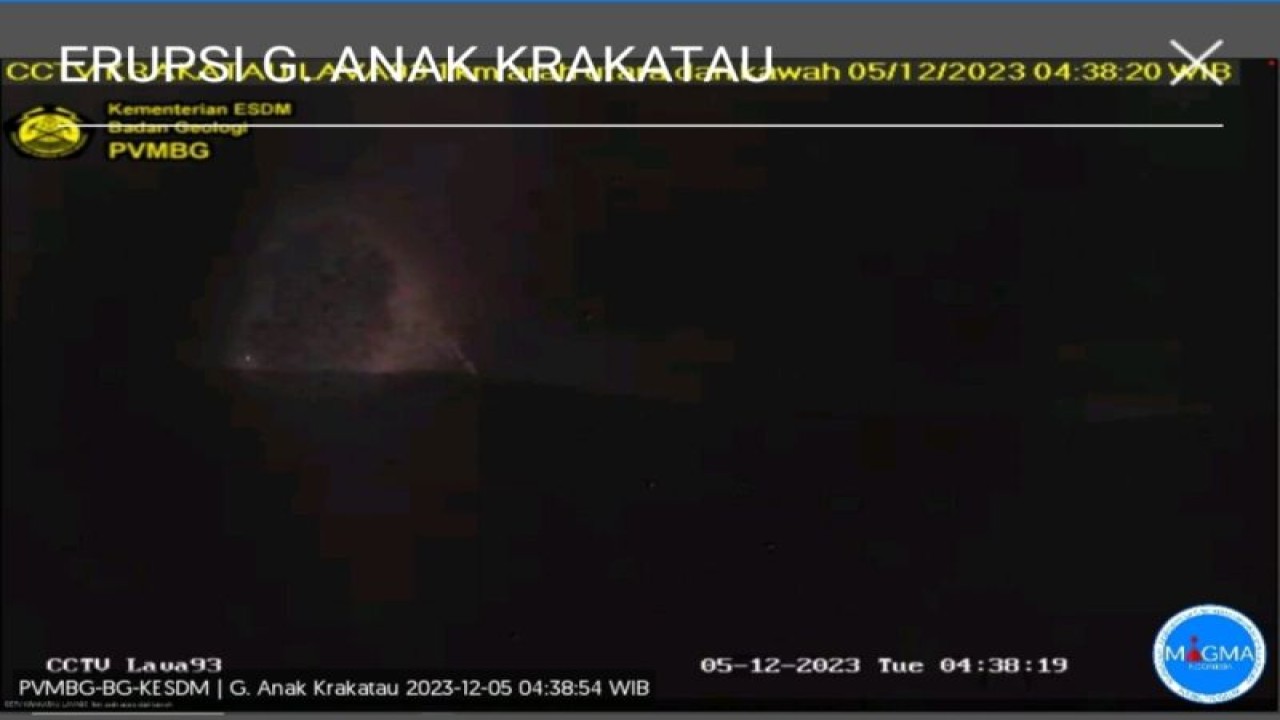 Gunung anak Krakatau dari cctv PVMBG. (ANTARA/HO-PVMBG)