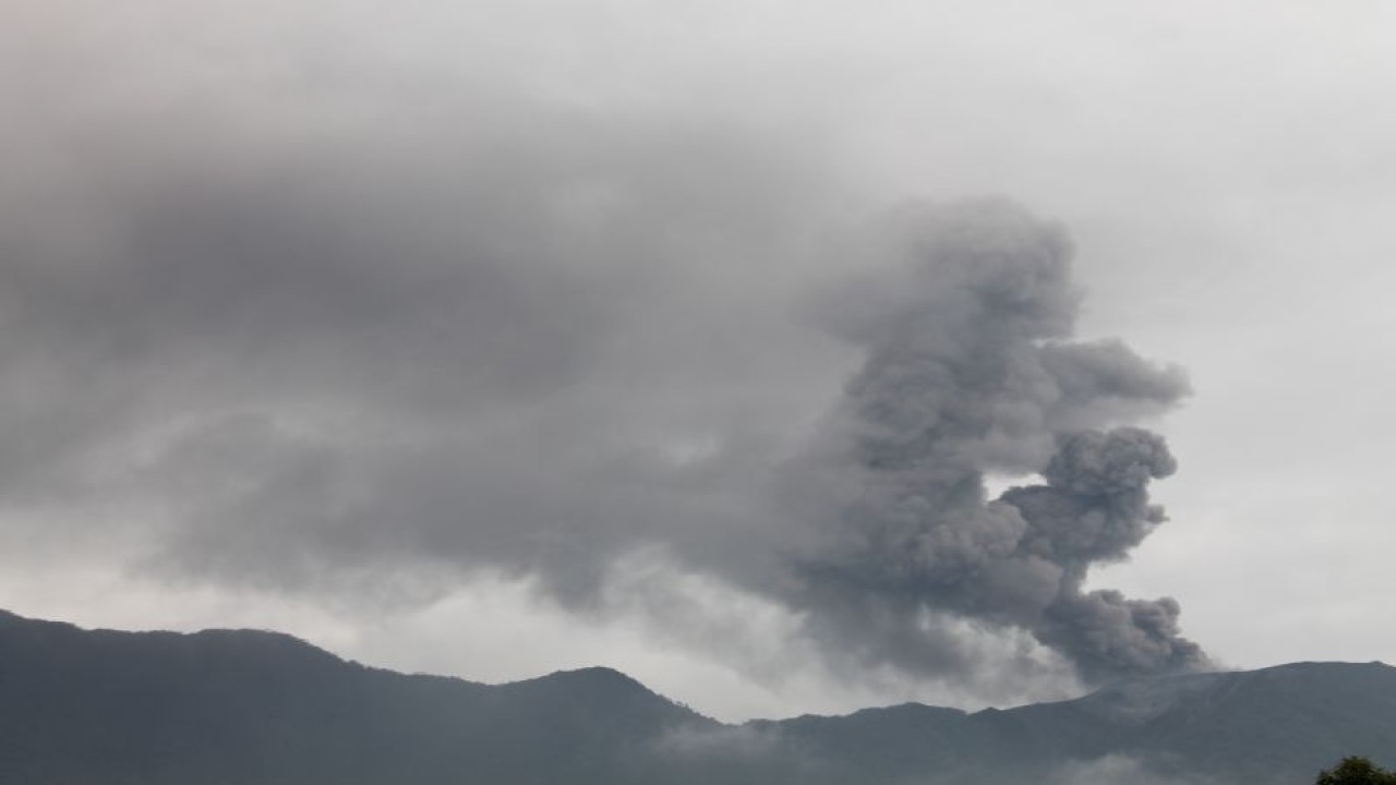 Erupsi Gunung Marapi Sumatera Barat yang masih terus terjadi sejak Minggu (3/12) hingga hari ini. Erupsi ini membuat Tim SAR gabungan harus menunda dan waspada saat melakukan proses evakuasi dan pencarian korban yang berada di sekita puncak. Antara/Altas Maulana.
