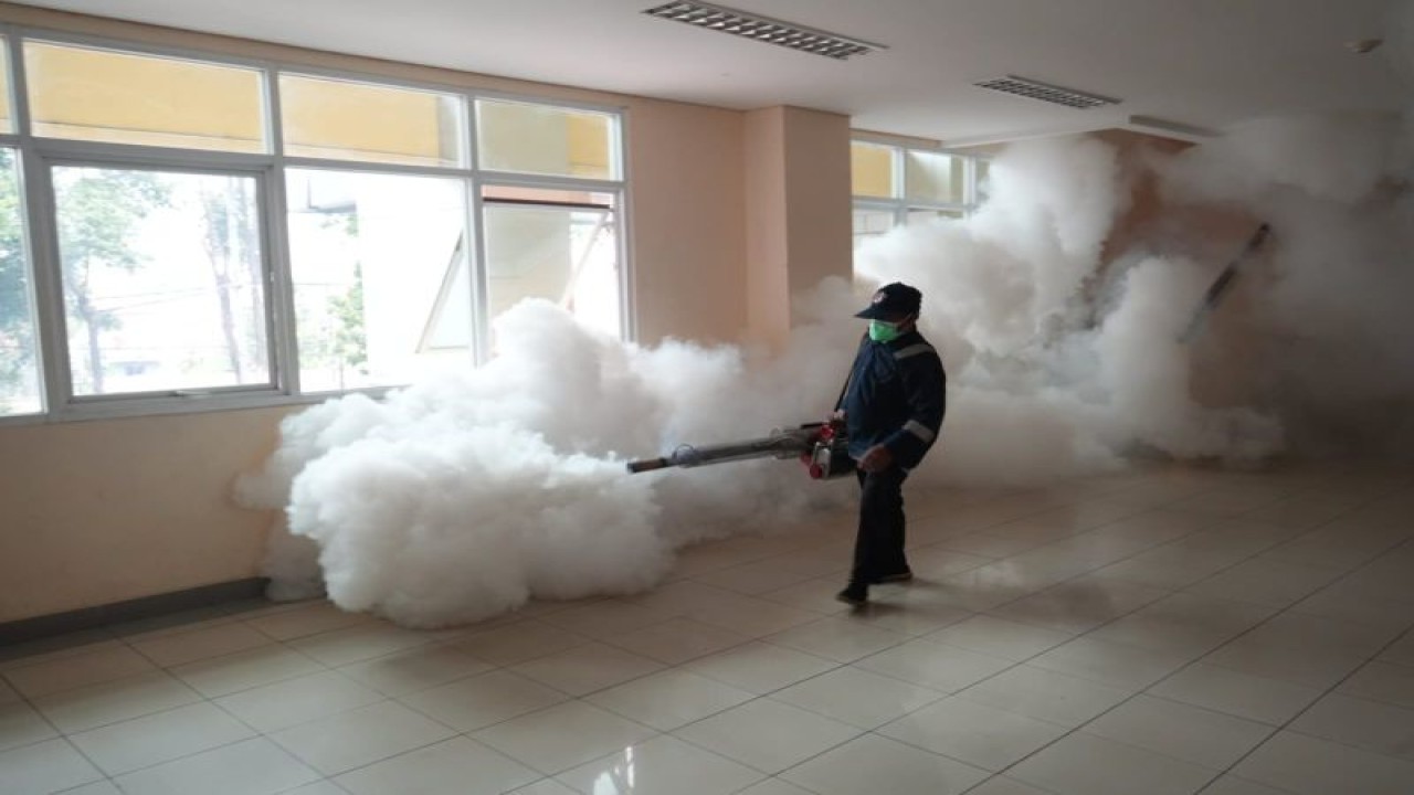 Petugas dari Puskesmas melakukan fogging untuk membasmi nyamuk dan serangga di lokasi penyimpanan logistik Pemilu 2024 di Gelanggang Olahraga (GOR) Pondok Karya Pembangunan (PKP), Kelurahan Kelapa Dua Wetan, Kecamatan Ciracas, Jakarta Timur, Jumat (1/12/2023). ANTARA/HO-Kominfotik Jakarta Timur