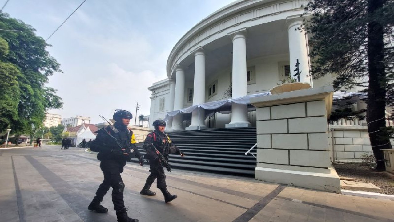 Pengamanan di GPIB Immanuel Jakarta pada Natal 2023, Senin (25/12/2023). (ANTARA/Adimas Raditya)