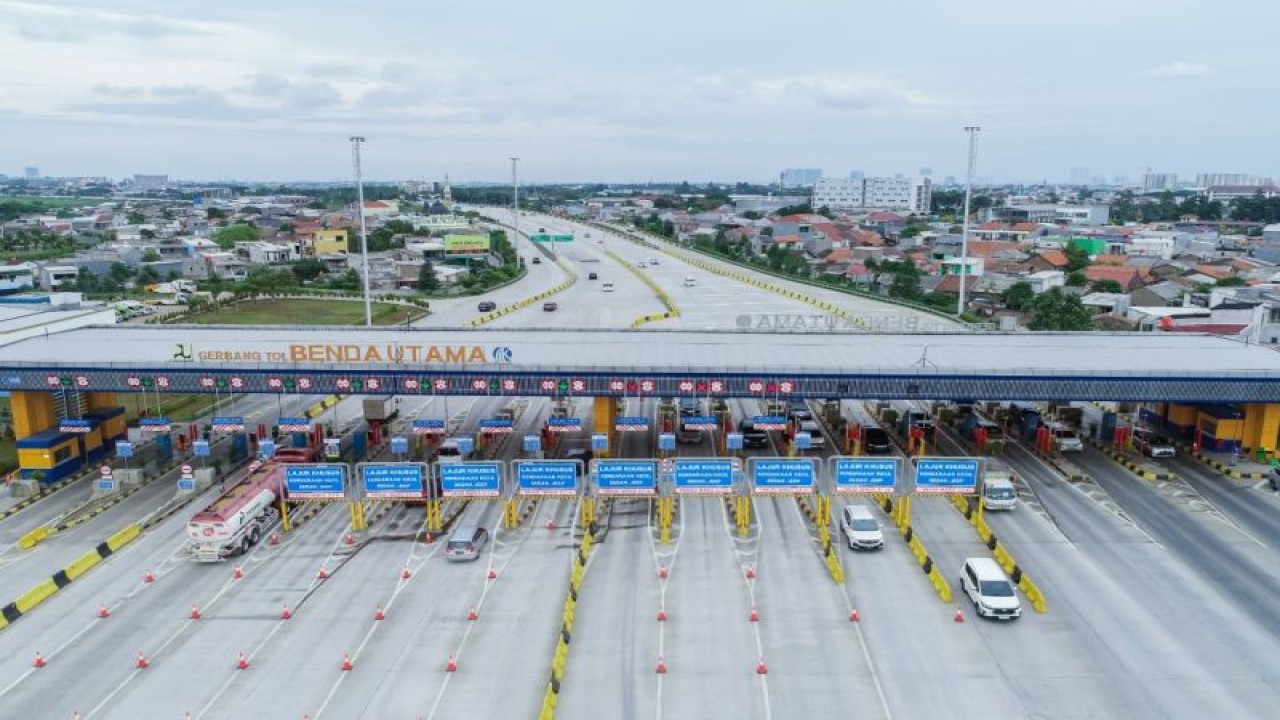 Suasana lalu lintas di Gerbang Tol Benda Utama. ANTARA/HO - Jasa Marga