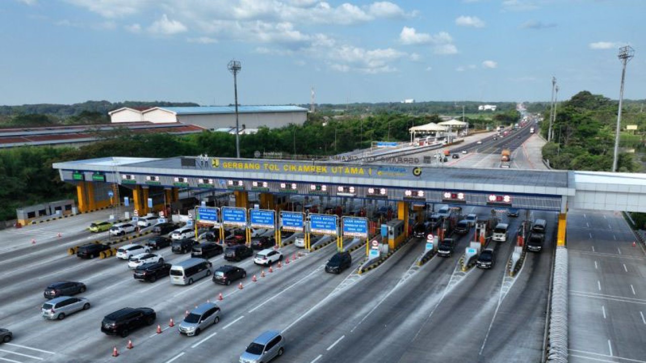 Kendaraan terpantau melintasi GT Cikampek Utama pada Ruas Tol Jakarta-Cikampek. ANTARA/HO-Jasamarga