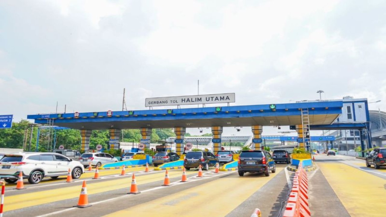 Suasana arus lalu lintas di Gerbang Tol (GT) Halim Utama. ANTARA/HO - Jasa Marga