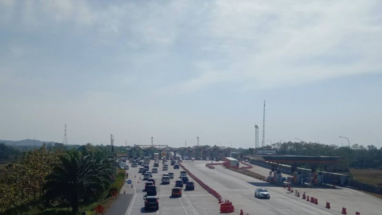 Suasana di GT Palimanan Jalan Tol Cipali Cirebon, Jawa Barat, Selasa (26/12/2023). ANTARA/Fathnur Rohman.