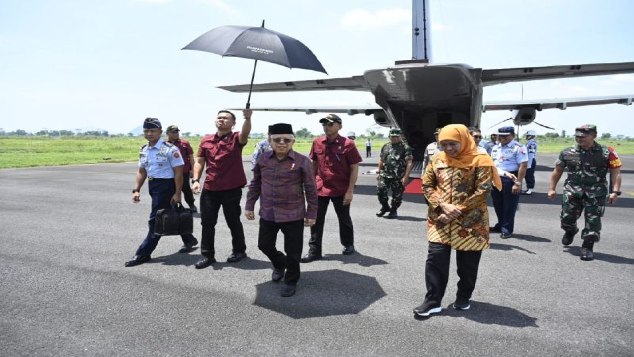 Wapres Ma'ruf Amin didampingi Gubernur Jawa Timur Khofifah Indar Parawansa di Bandara Notohadinegoro, Kabupaten Jember, Jawa Timur, Rabu (6/12/2023). (ANTARA/HO-BPMI Setwapres)