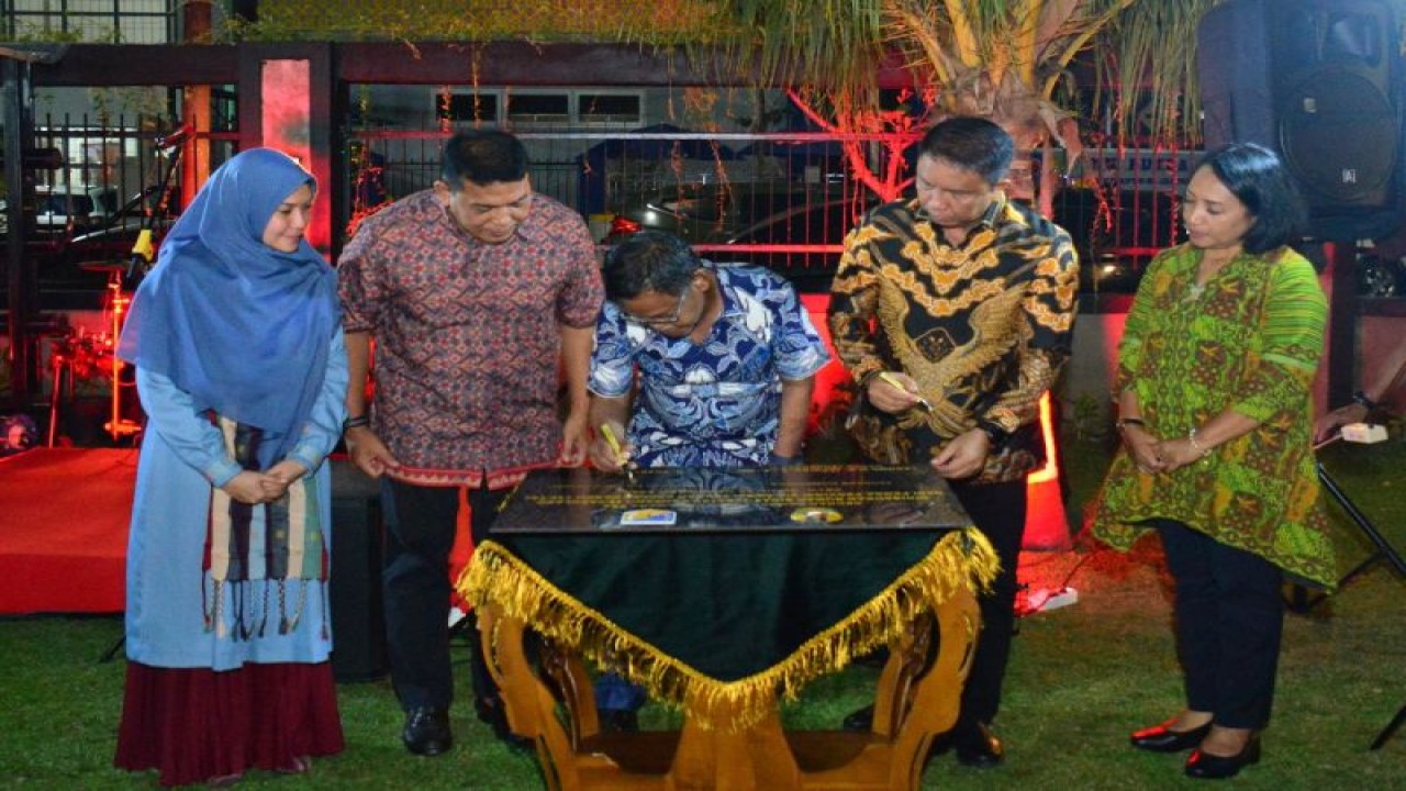 Gubernur Sulteng Rusdy Mastura menandatangani prasasti dan sertifikat penyerahan aset kepada korem di Kota Palu, Senin (18/12/2023) malam. (ANTARA/HO-Penrem 132/Tadulako)