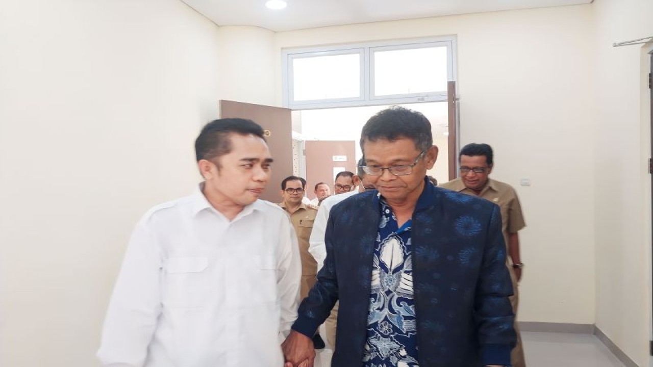 Ketua LP2M UIN Datokarama Doktor Kiai Haji Sahran Raden (kanan) bergandengan tangan dengan Gubernur Sulteng Rusdy Mastura (kiri), di UIN Datokarama, di Palu, Senin (4/12/2023). (ANTARA/Muhammad Hajiji)