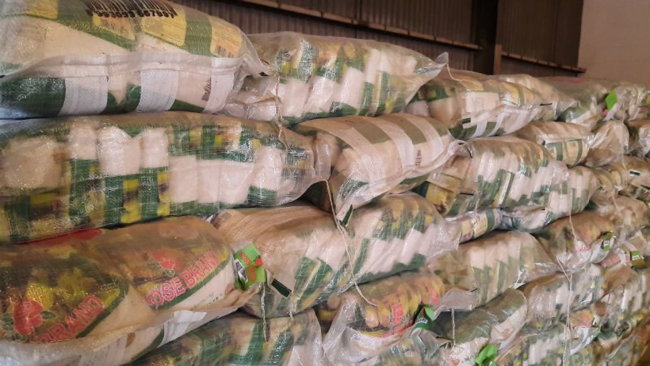 Ilustrasi - Stok gula pasir yang ada di gudang Bulog Tangerang, Banten.