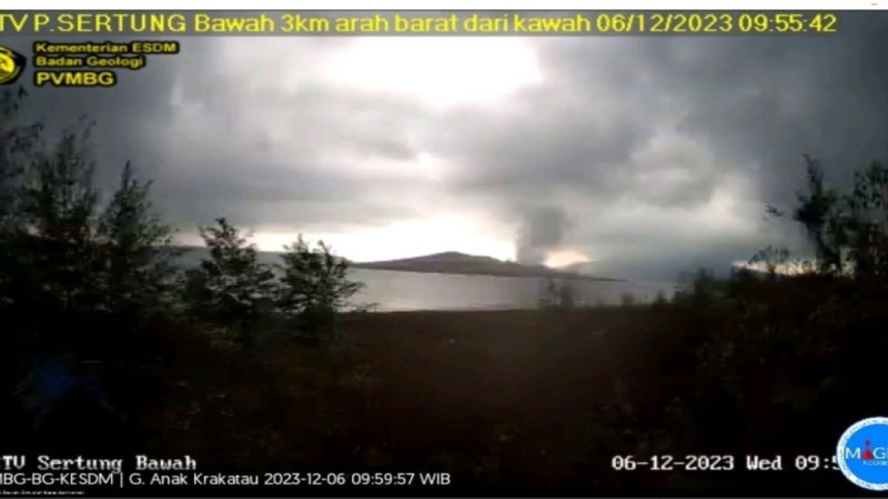 Pantauan aktivitas Gunung Anak Krakatau, Lampung, oleh Pusat Vulkanologi dan Mitigasi Bencana Geologi (PVMBG) Badan Geologi Kementerian ESDM. Pada Rabu (6/12/2023) pagi, status Gunung Anak Krakatau terpantau berada di level III atau Siaga. ANTARA/HO-Humas Kementerian ESDM