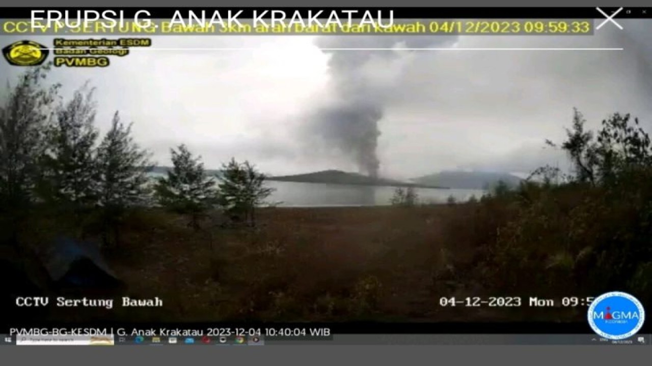 Gunung anak Krakatau dari cctv PVMBG. (ANTARA/HO-PVMBG)