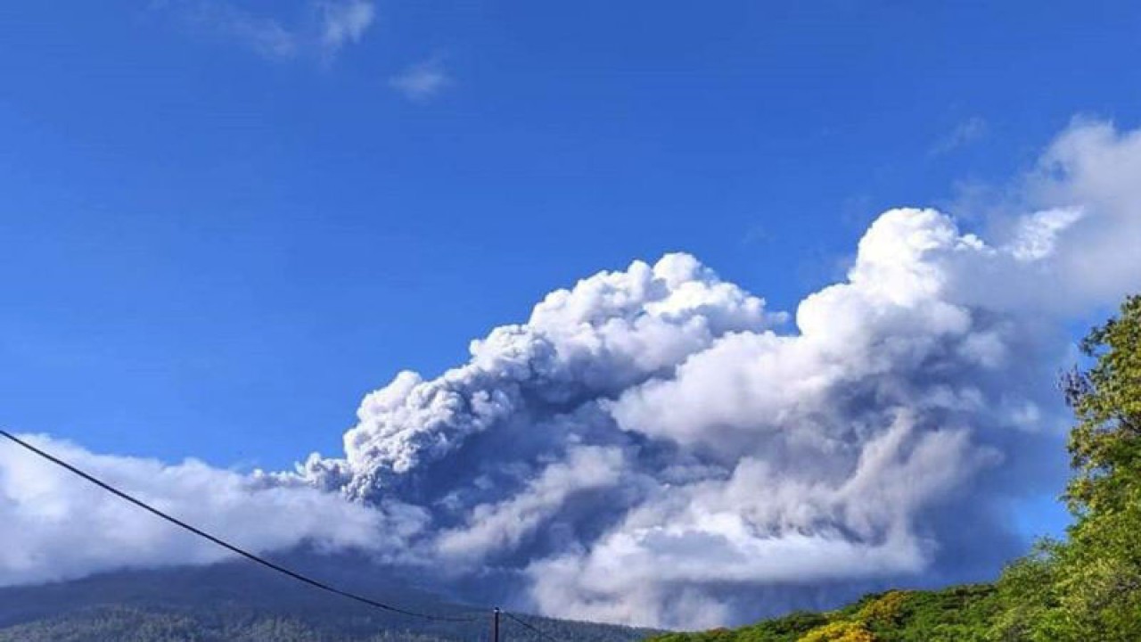 Gunung api Lewotobi Laki-laki di Flores Timur, NTT erupsi pukul 07.14 Wita, Sabtu (23/12/2023). ANTARA/Dokumen pribadi/am.
