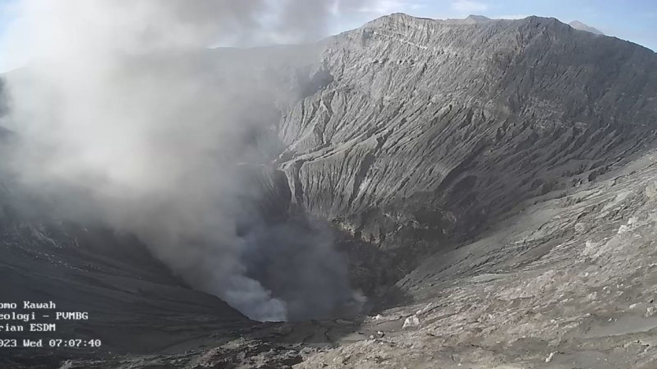 Tangkapan layar rekaman kamera pemantau yang menunjukkan asap putih dan kelabu keluar bersamaan dari kawah Gunung Bromo di Provinsi Jawa Timur pada Rabu (13/12/2023). (ANTARA/HO-PVMBG)