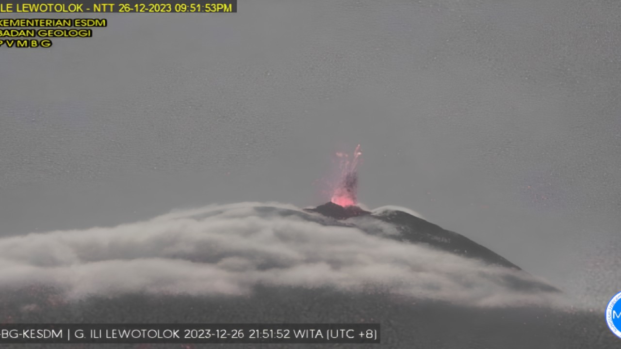 Tangkapan layar kamera CCTV memperlihatkan erupsi yang terjadi di Gunung Ili Lewotolok, Kabupaten Lembata, Nusa Tenggara Timur, Selasa malam (26/12/2023). (ANTARA/HO-PVMBG)