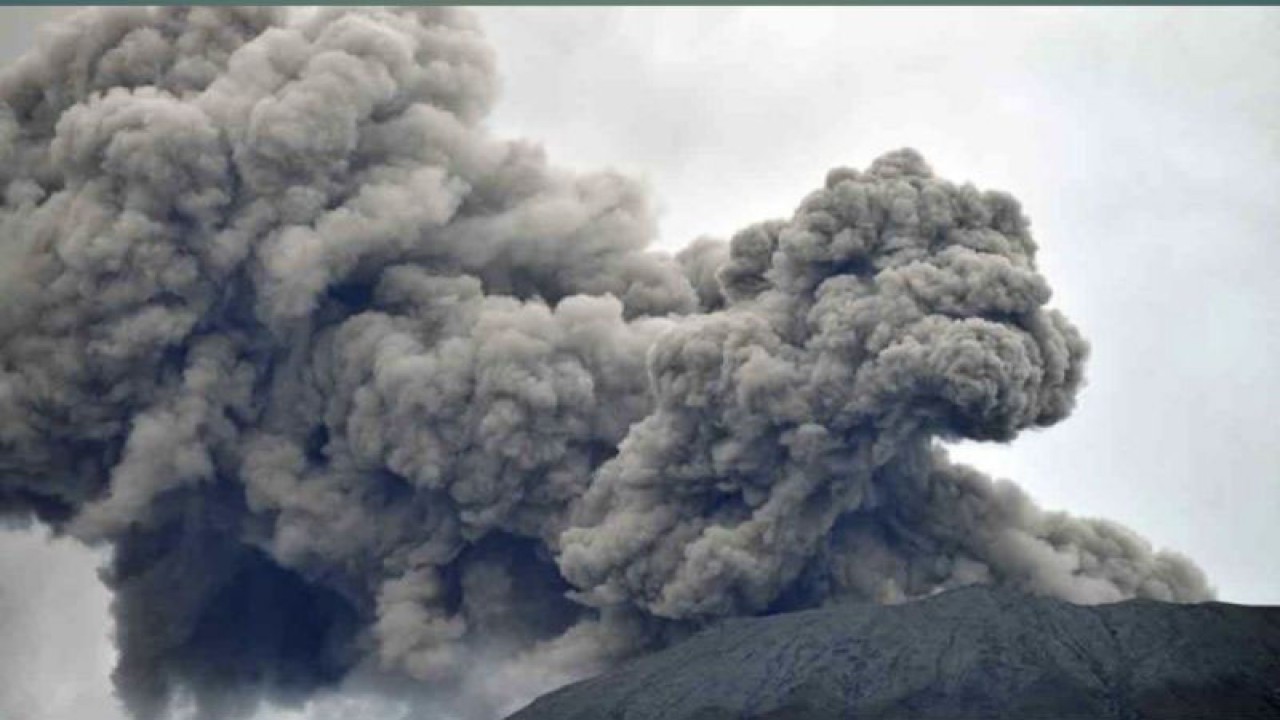 Gunung Marapi mengeluarkan abu vulkanik terlihat dari Nagari Batu Palano, Agam, Sumatera Barat, Senin (4/12/2023). Gunung dengan ketinggian 2.891 mdpl itu mengalami beberapa kali erupsi dan embusan sejak Minggu (3/12/2023) dengan status berdasarkan Pusat Vulkanologi dan Mitigasi Bencana Geologi (PVMBG) yakni waspada level II. (ANTARA FOTO/Iggoy el Fitra)