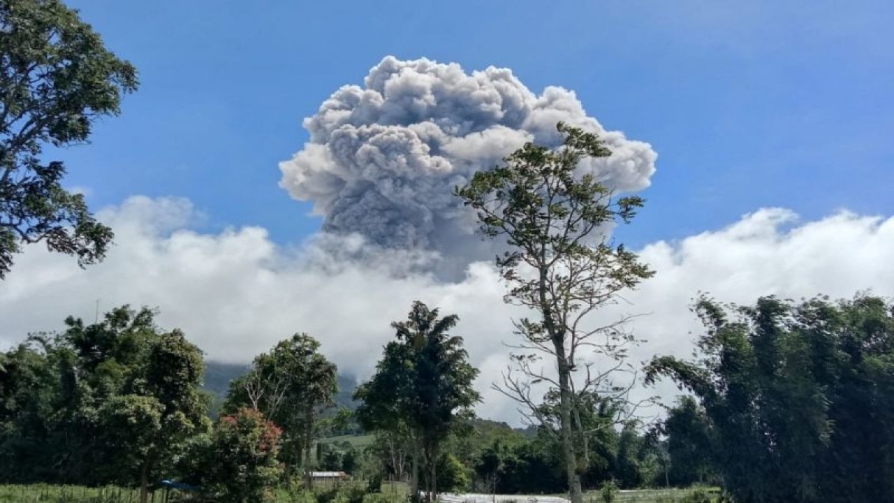 Letusan Gunung Marapi yang terlihat jelas dari Kabupaten Agam pada Jumat (22/12/2023). Gunung api aktif setinggi 2.891 Mdpl itu masih mengalami erupsi di hari ke-20 sejak erupsi awal Desember ini. (ANTARA/HO-Dokumen Pribadi)