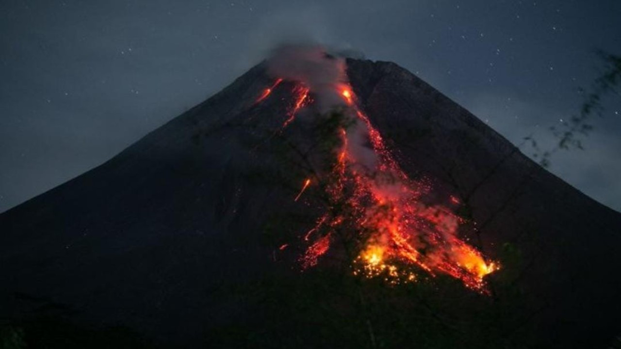 Guguran lava pijar Gunung Merapi terlihat dari Turi, Sleman, DI Yogyakarta, Selasa (12/12/2023). Menurut data BPPTKG periode pengamatan 11 Desember 2023 pukul 00.00-24.00 WIB telah terjadi 24 kali guguran lava dengan jarak luncuran maksimal 1.900 meter ke Kali Bebeng dan tiga kali guguran lava dengan jarak luncur 1.000 meter ke arah Kali Boyong, tingkat aktivitas Gunung Merapi Siaga (level III). ANTARA FOTO/Hendra Nurdiyansyah/rwa.