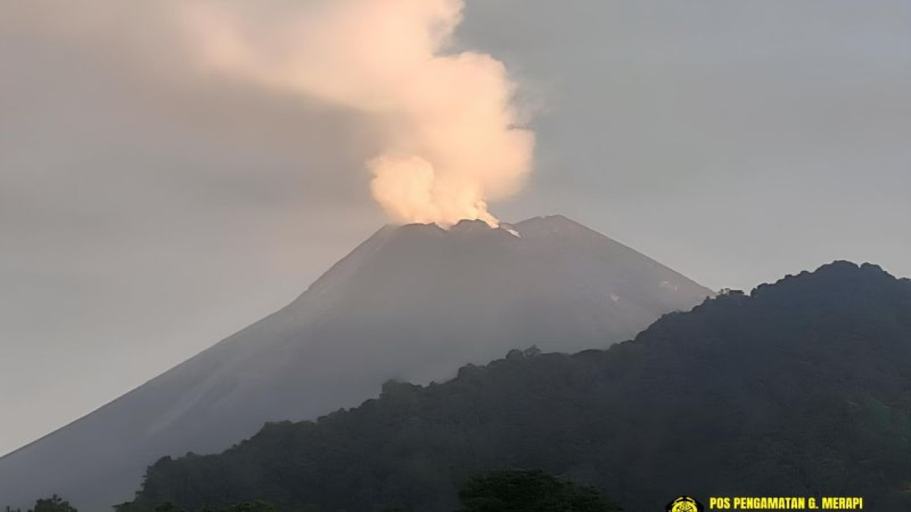 Asap berwarna putih membumbung dari puncak Gunung Merapi yang berlokasi di perbatasan Jawa Tengah dan Yogyakarta, Selasa (26/12/2023). (ANTARA/HO-PVMBG)