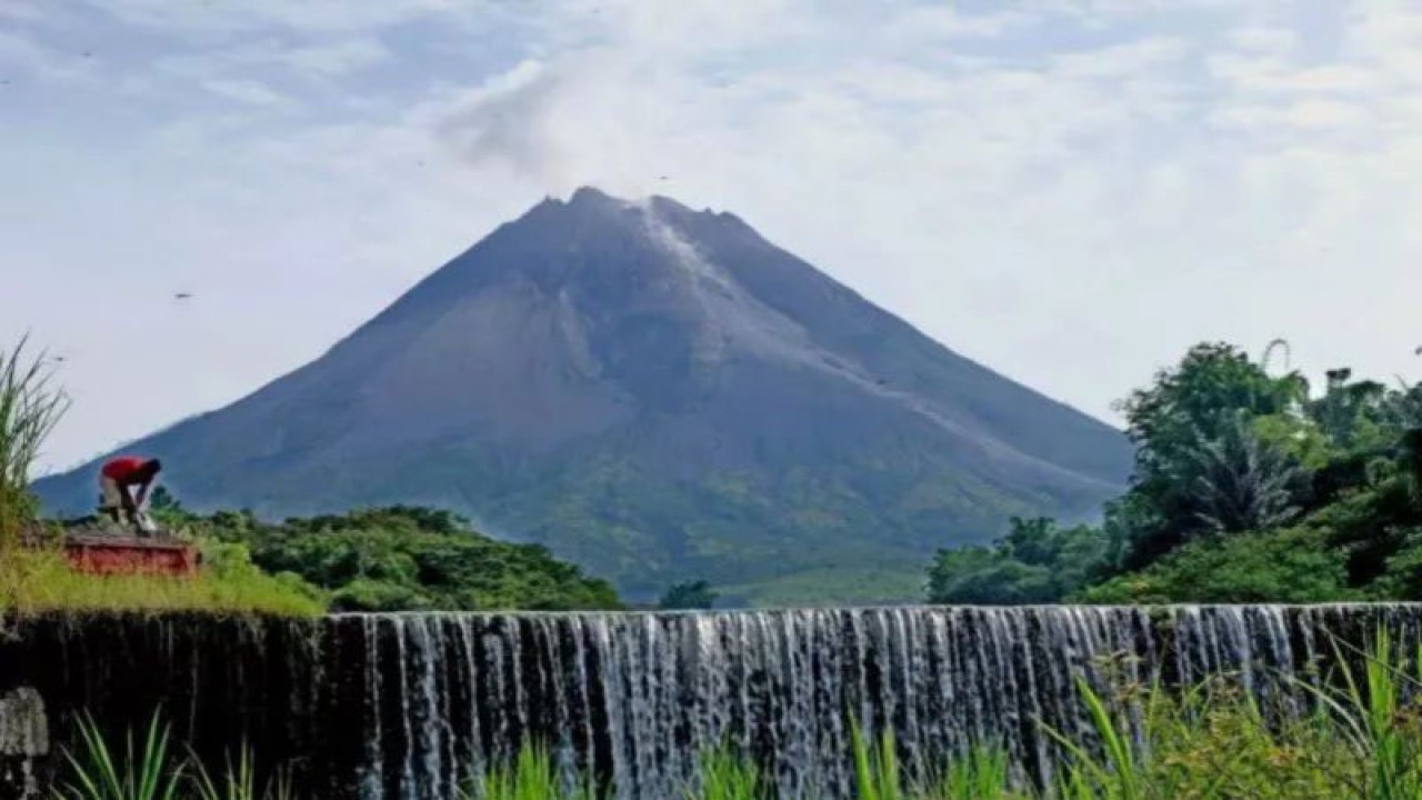 Puncak Gunung Merapi di foto dari Desa Kaliurang, Srumbung, Magelang, Jawa Tengah. ANTARA FOTO/Anis Efizudin/aww.