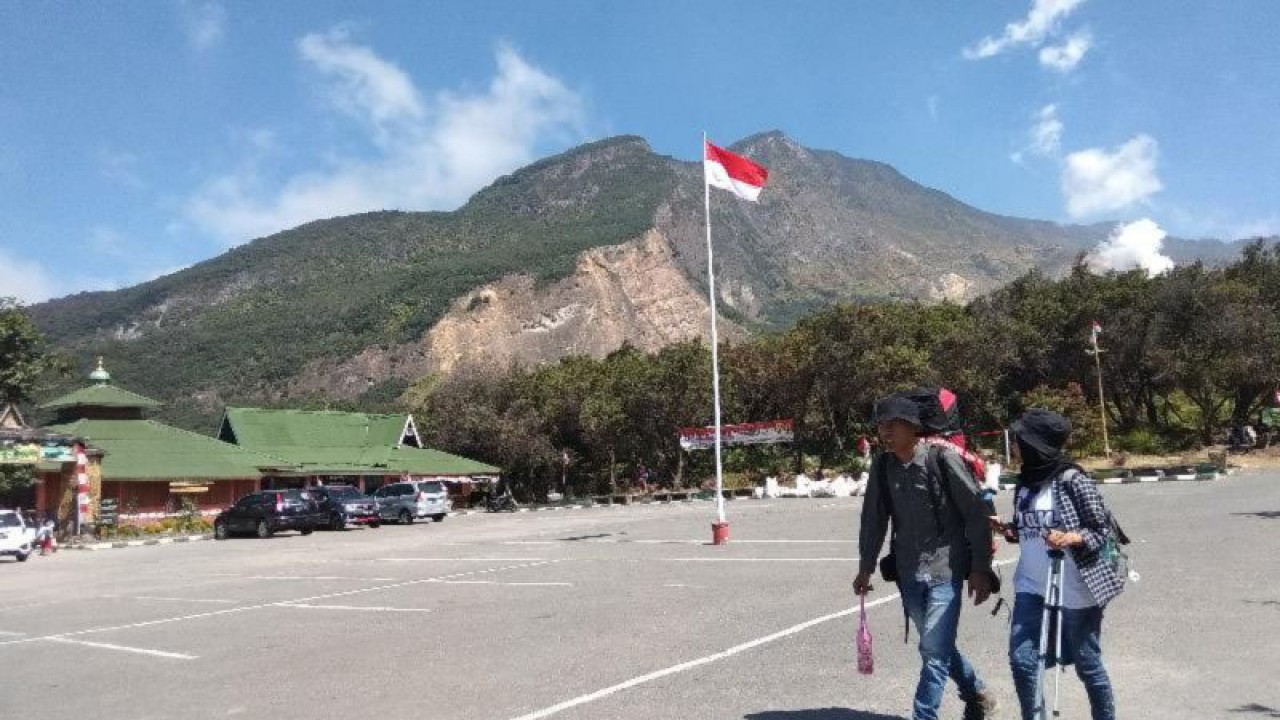 Sejumlah pendaki di Gunung Papandayan, Kabupaten Garut, Jawa Barat, beberapa waktu lalu. (ANTARA/Feri Purnama)
