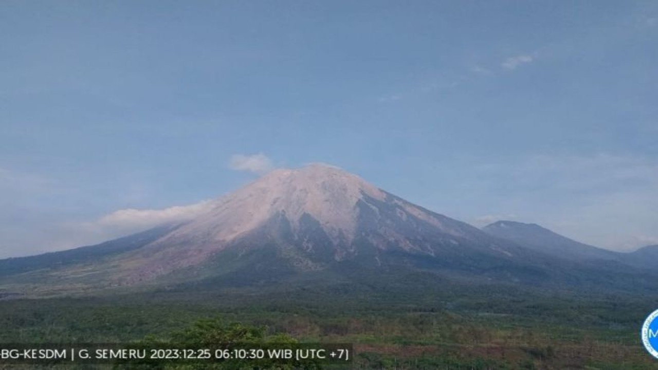 Pemandangan Gunung Semeru dari Pos Pengamatan Gunung Api Semeru di Gunung Sawur pada Senin (25/12/2023) pagi. (PVMBG)