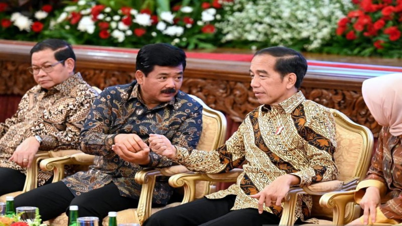 Menteri ATR/BPN Hadi Tjahjanto (kedua dari kiri) mendampingi Presiden Joko Widodo dalam acara Peluncuran dan Penyerahan Sertifikat Tanah Elektronik di Istana Negara, Jakarta, Senin (4/12/2023). ANTARA/HO-Biro Pers Sekretariat Presiden