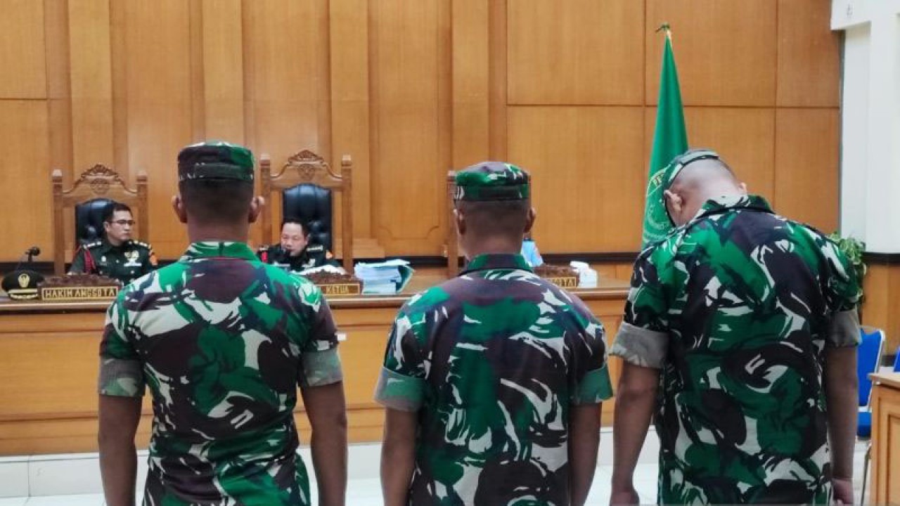 Majelis Hakim yang dipimpin oleh Kolonel Chk Rudy Dwi Prakamto saat membacakan amar putusan dalam kasus pembunuhan Imam Masykur di Pengadilan Militer II-08 Jakarta, Cakung, Jakarta Timur, Senin (11/12/2023). ANTARA/Syaiful Hakim