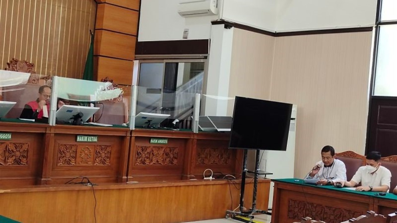 Hakim Tunggal Pengadilan Negeri Jakarta Selatan Estiono memimpin jalannya sidang praperadilan mantan Wamenkumham di Pengadilan Negeri Jakarta Selatan, Jakarta, Rabu (20/12/2023). ANTARA/Bayu Pratama Syahputra.