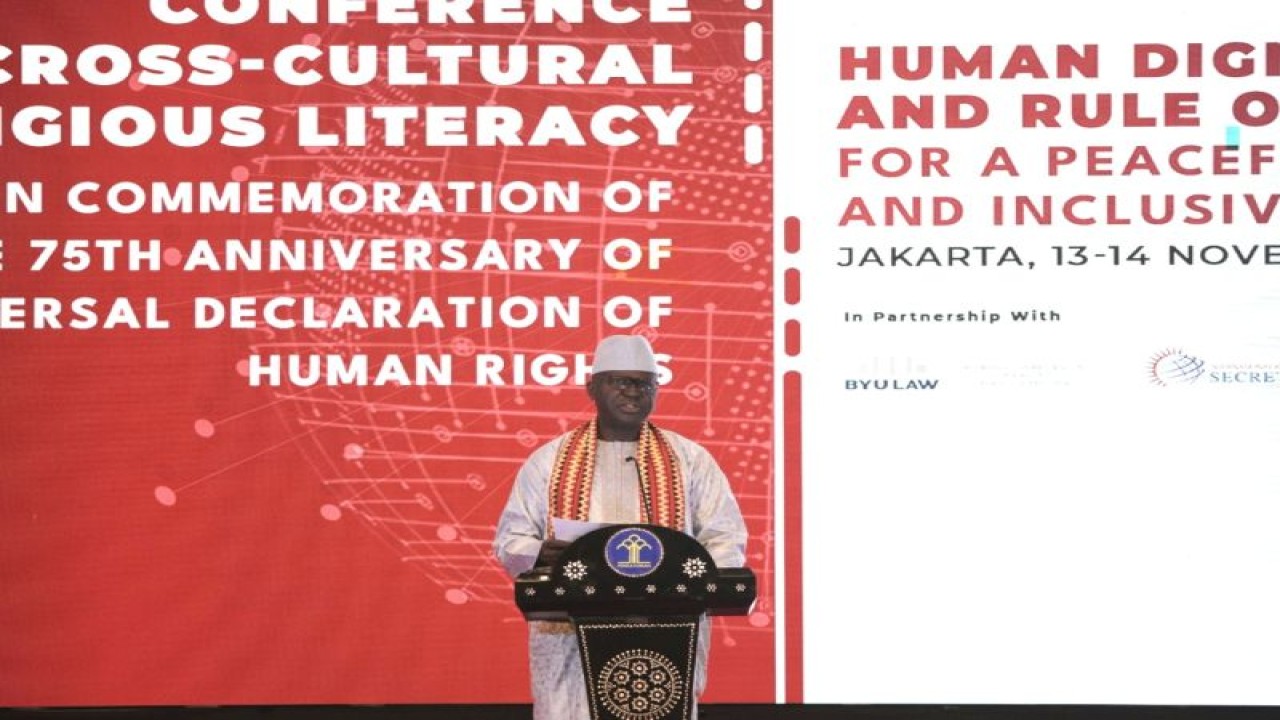 Wakil Presiden Dewan Hak Asasi Manusia Perserikatan Bangsa-bangsa (HAM PBB) Muhammadou M.O Kah dalam Konferensi Literasi Keagamaan Lintas Budaya hari kedua yang digelar oleh Kemenkumham bersama Institut Leimena di Jakarta, Selasa (14/11/2023). (ANTARA/HO-Institut Leimena)