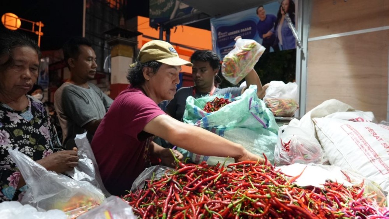 Pemprov Jateng menggelar operasi pasar untuk menstabilkan harga cabai yang menyentuh Rp90 ribu-Rp100 ribu per kilogram, pada Sabtu (9/12/2023). (Istimewa/Humas Jateng)
