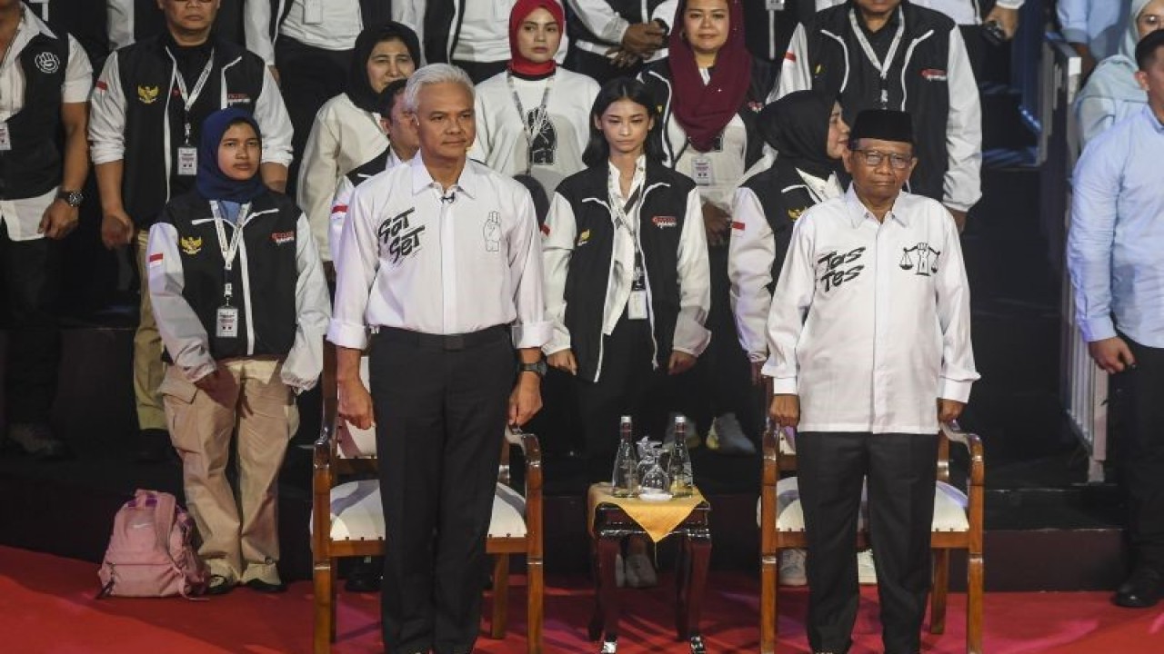 Pasangan calon nomor urut 3 Ganjar Pranowo-Mahfud MD dalam acara debat pertama capres Pemilu 2024 di Gedung KPU RI, Jakarta, Selasa (12/12/2023). (ANTARA FOTO/Galih Pradipta/app/YU)