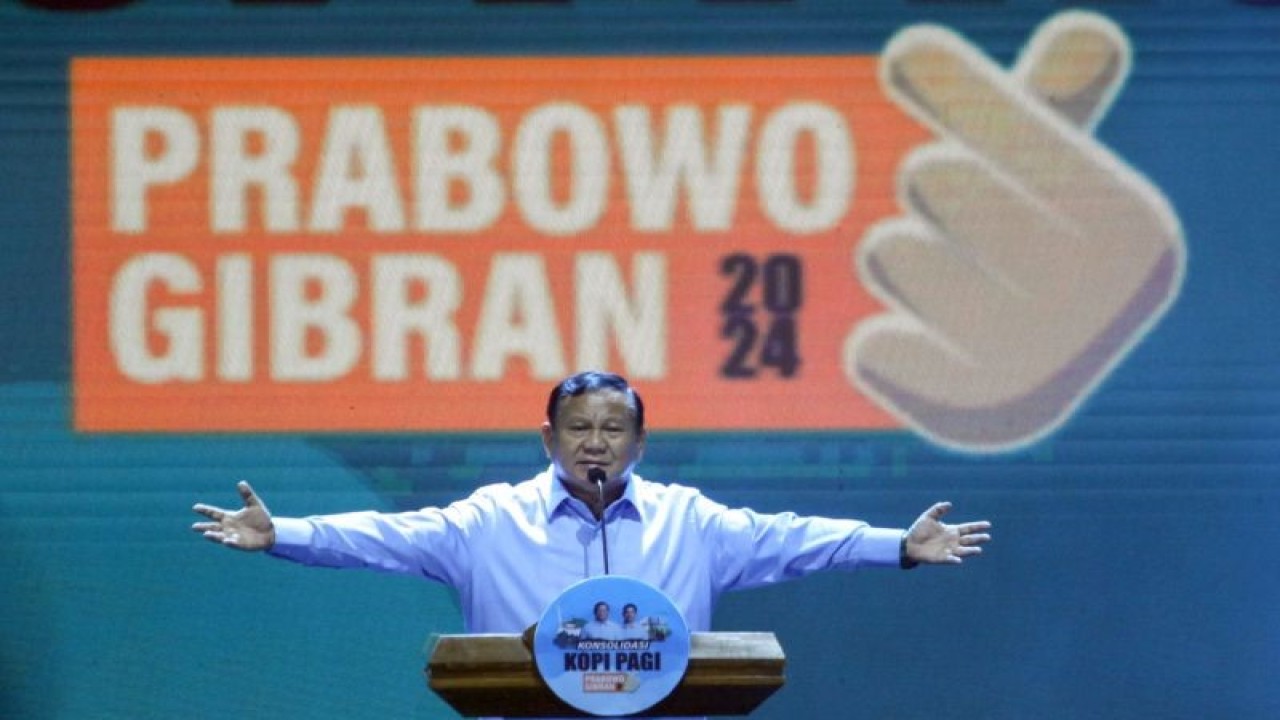 Calon presiden nomor urut 2 Prabowo Subianto menyampaikan pidato politiknya saat konsolidasi relawan Posko Pemilih Prabowo-Gibran (Kopi Pagi) di Sentul International Convention Center, Kabupaten Bogor, Jawa Barat, Sabtu (16/12/2023). (ANTARA FOTO/Yulius Satria Wijaya/rwa).