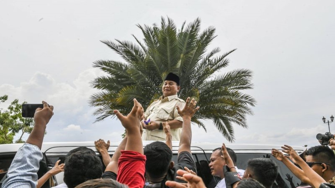 Calon Presiden nomor urut 2 Prabowo Subianto (tengah) menyalami warga saat kampanye di kawasan Masjid Agung Banten, Kota Serang, Banten, Minggu (3/12/2023). Prabowo Subianto mengawali kampanye di hari keduanya dengan berziarah ke makam Sultan Maulana Hasanuddin, bertemu kiai dan ulama serta bersilaturahmi dengan Abuya Muhtadi Dimyathi di Cidahu, Pandeglang. ANTARA FOTO/Galih Pradipta/rwa. (ANTARA FOTO/GALIH PRADIPTA)