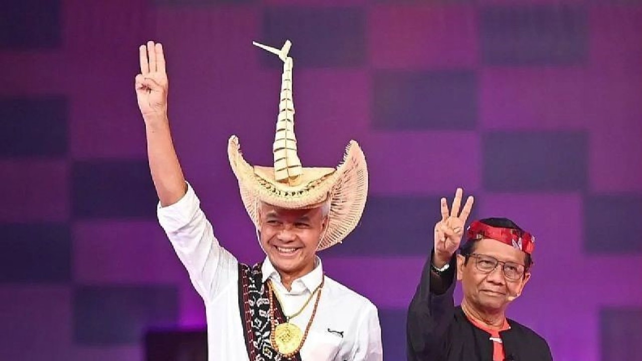 Calon presiden-wakil presiden nomor urut 3 Ganjar Pranowo (kiri) dan Mahfud MD (kanan) menyapa penonton sebelum debat kedua calon wakil presiden Pemilu 2024 di JCC, Jakarta, Jumat (22/12/2023). (ANTARA FOTO/Akbar Nugroho Gumay/rwa/pri.)