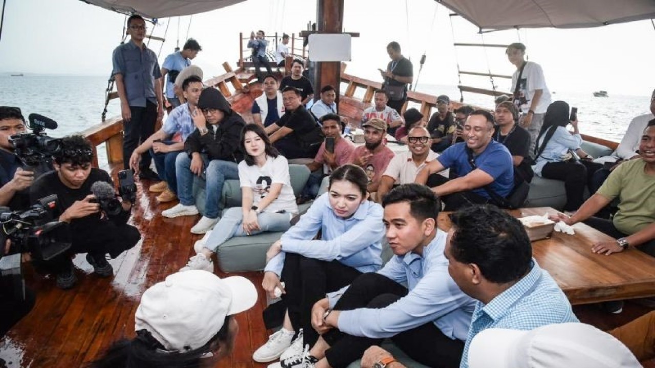 Calon Wakil Presiden RI Gibran Rakabuming Raka (kanan) berbincang dengan sukarelawan dan Tim Kampanye Daerah NTT di geladak kapal pinisi di perarian Labuan Bajo, Nusa Tenggara Timur (NTT), Sabtu (30/12/2023). ANTARA/HO-Tim media Gibran Rakabuming Raka