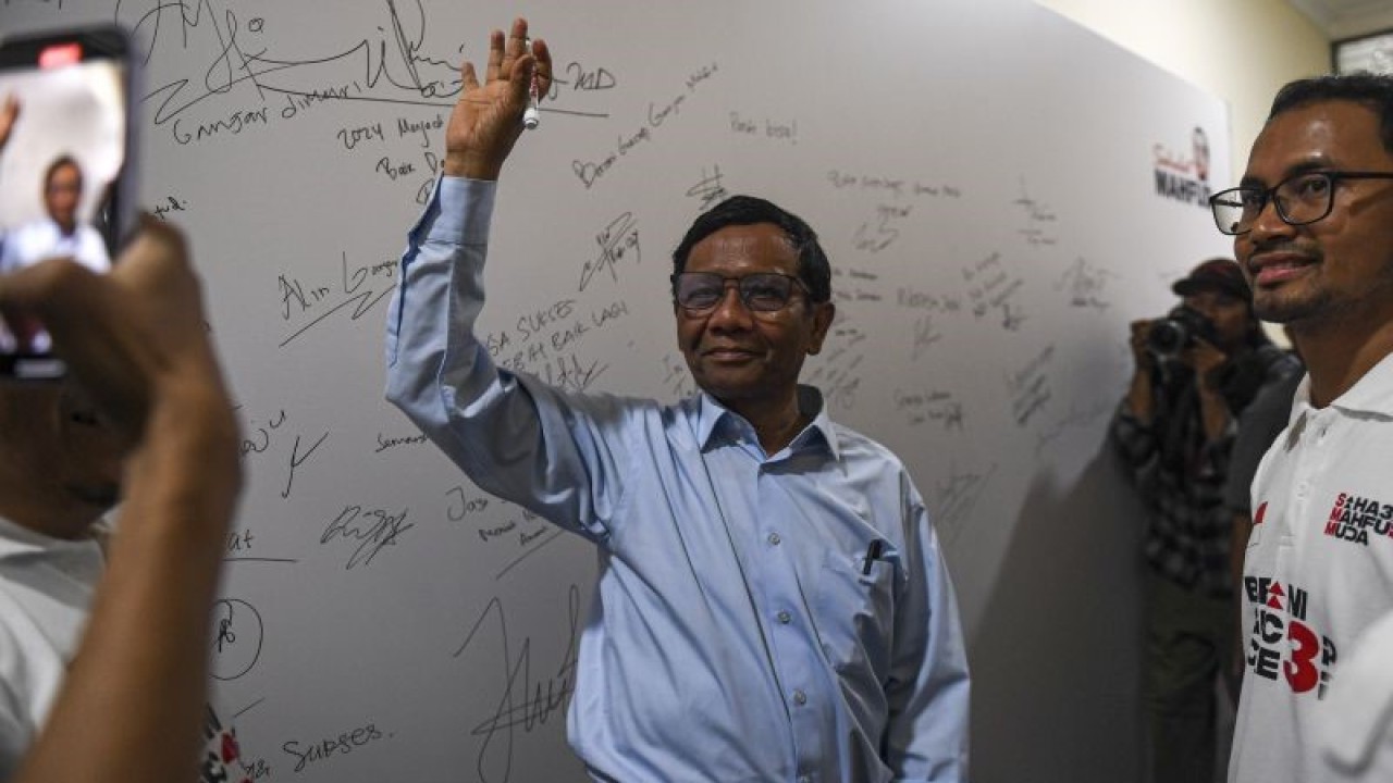 Calon wakil presiden nomor urut 3 Mahfud MD menyapa para Sahabat Muda Mahfud saat menghadiri pertemuan di Posko Teuku Umar no 9, Menteng, Jakarta, Kamis (30/11/2023). . ANTARA FOTO/Muhammad Adimaja/rwa.