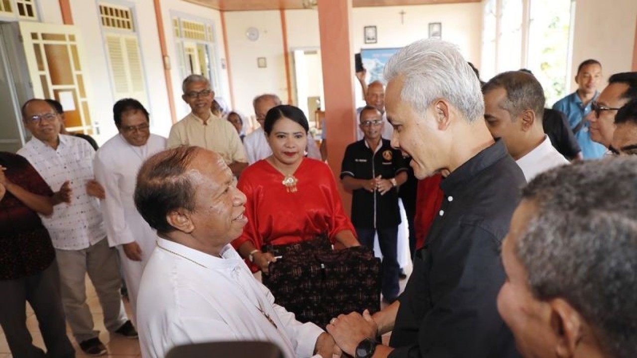 Capres RI Ganjar Pranowo (kanan) saat mengunjungi Keuskupan Agung Ende, Kabupaten Ende, Nusa Tenggara Timur (NTT), Sabtu (2/12/2023). ANTARA/HO-Tim Media Ganjar Pranowo/aa.